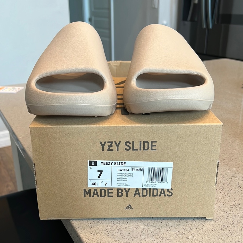 Brand new in the box Yeezy slide size 7 men
